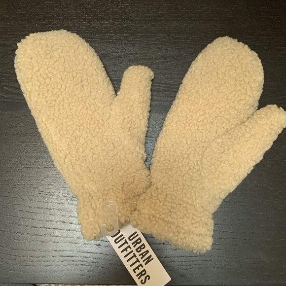 NWT UO faux sherpa mittens - Picture 2 of 5
